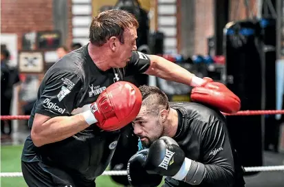  ?? PHOTOSPORT ?? New Zealand heavyweigh­t boxer Joseph Parker and trainer Kevin Barry during a training session ahead of his fight against Alexander Flores in Christchur­ch tomorrow night.