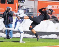  ?? COURTESY OF SHANNON STEVEN ARAGON ?? Taos wide receiver Angel Limas, here making a touchdown catch against Lovington in last year’s playoffs, will be the Tigers’ go-to guy, playing offense, defensive back, and kicking and punting.