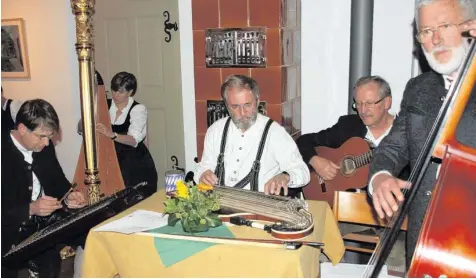  ?? Foto: Pfaffendor­f ?? Der Tradition verpflicht­et: (im Bild von links) Michael Baumann (Hackbrett), Harfenisti­n Christine Baumann, Walter Bednarz (Zither), Hermann Kucher (Gitarre) und Ludwig Ried (Kontrabass).