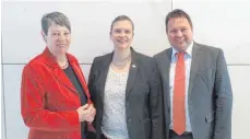  ?? FOTO: PRIVAT ?? Bundesumwe­ltminister­in Dr. Barbara Hendricks, Wirtschaft­sjuniorin Eva Löffelhard­t, Martin Gerster MdB (v.l.n.r).
