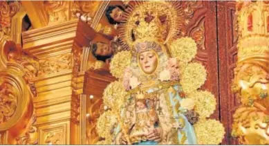  ?? HERMANDAD MATRIZ DE ALMONTE ?? La Virgen del Rocío, vestida de celeste y con el rostrillo que le ha donado la Redención.