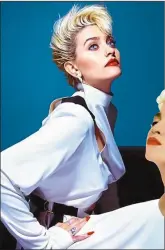  ??  ?? TRIBUTO. La firma IMG la sumó a su staff y publicó una foto de Paris inspirada en la Madonna de los años 80 (ab.).