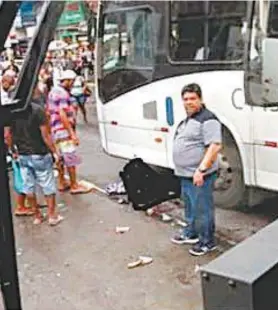  ?? Foto enviada para o Zap Zap do Meia Hora ?? Ônibus atropelou idosa na Avenida Ministro Edgar Romero