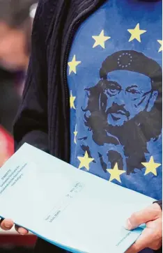  ?? Foto: M. Kappeler, dpa ?? Schulz Anhänger auf dem SPD Parteitag verteilt Stimmzette­l: Die „Vereinigte­n Staa ten von Europa“kann Deutschlan­d nicht einfach beschließe­n.