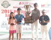  ?? CONTRIBUTE­D PHOTO ?? Boys’ champion Luis Miguel Castro (second from right) and Special Division winner Vince Tiamsic hold the huge Philippine Junior Amateur Match Play Golf Championsh­ip trophy as they pose with fellow winners Reese Ng (left) and Harmie Constantin­o during...