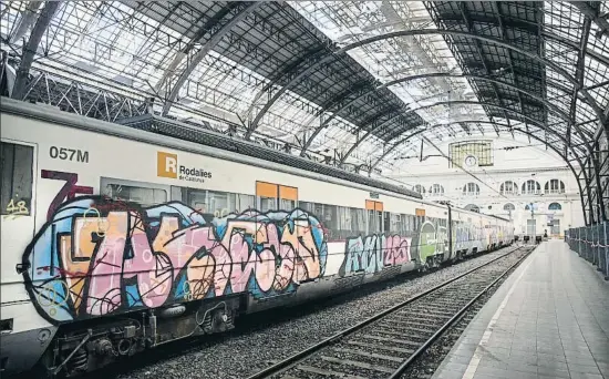  ?? ANA JIMÉNEZ ?? Una imagen convertida en habitual. El aumento de los ataques provoca que cada vez haya más trenes de Rodalies llenos de pintadas