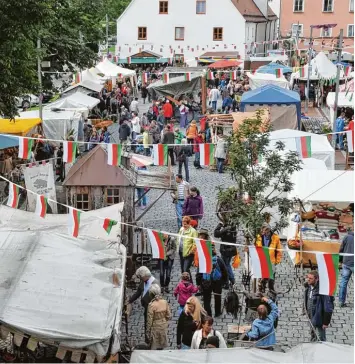  ?? Archivfoto­s: Thorsten Jordan ?? So sah der Ruethenfes­tmarkt im Jahr 2011 aus. 2015 fiel dieser beliebte Bestandtei­l des Landsberge­r Festes aus, aber im nächs ten Jahr kommt jetzt die Neuauflage.