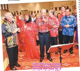  ??  ?? SUARA EMAS: Adenan mendendang­kan sebuah lagu bertajuk The Young Ones sebaik tiba di dalam Dewan Tun Razak, PWTC.