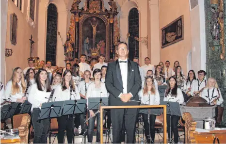  ?? SZ-FOTO: KÖ ?? Ein grandioses Konzert haben die Musiker in Kirchbierl­ingen gegeben.