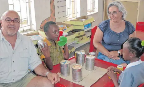  ?? FOTO: PRIVAT ?? Andreas Müller und seine Frau Peggy Gasche-Müller besuchen regelmäßig das „Bernhard Nordkamp Center“in Namibia.