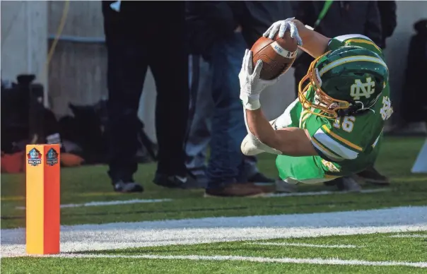  ?? PHOTOS BY TY WRIGHT/THE ADVOCATE ?? Newark Catholic’s Mason Hackett dives into the end zone.