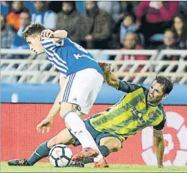  ?? FOTO: UNCITI ?? Adnan Januzaj intenta irse de Víctor Sánchez en el Real-Espanyol de la 17/18