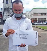  ??  ?? Deze man hield donderdag een protestact­ie op het Kerkplein. Naar alle waarschijn­lijkheid gaat het om dezelfde man die vorige week vrijdag bij het beeld van Henck Arron een eenmansact­ie hield. (Timesfoto: VRT)