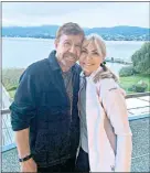  ?? ?? Chuck Norris (82) mit seiner Frau Gena