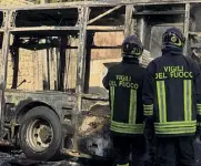  ??  ?? Distrutto I vigili del fuoco al lavoro sul bus dell’Atac