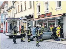  ?? RP-FOTO: ARMIN FISCHER ?? Der Fahrradfah­rer wurde von dem Mercedes an die Wand gedrückt.