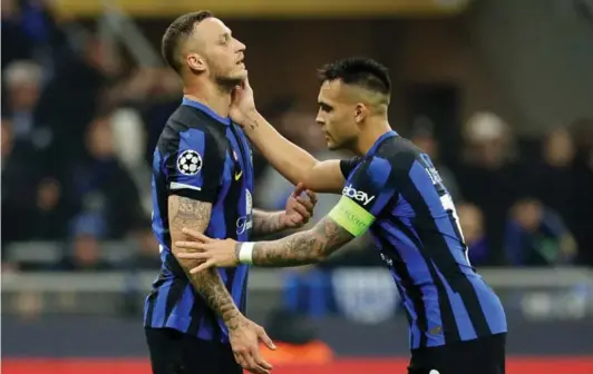  ?? ?? ► El delantero austriaco Marko Arnautovic junto al goleador argentino Lautaro Martínez, la dupla de ataque del Inter este martes.