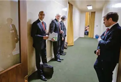  ?? (SALVATORE DI NOLFI/KEYSTONE VIA AP) ?? L’ambassadeu­r des Etats-Unis, Robert Wood (à gauche), et des membres de sa délégation dans un corridor du Palais des Nations après avoir quitté la réunion en signe de protestati­on.