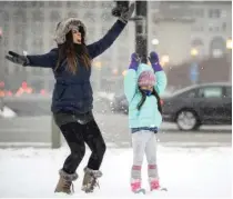  ??  ?? Gresly and Marcela Pina play near Buckingham Fountain Saturday.