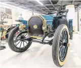  ?? Foto: Dopravní muzeum ?? V drážďanské­m muzeu uvidíte od bahna zacákaný Opel 94 z roku 1934 i luxusní nablýskané vozy od firmy Gläser proslulé svými karoseriem­i, kočáry, vozíky, ale také letadla, vlaky či parníky.