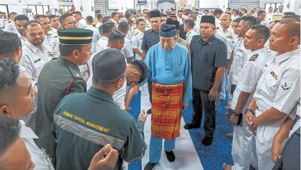  ?? — Bernama ?? Sombre affair: Sultan Sharafuddi­n (in blue) meeting with Navy personnel at the an-nur Mosque at the lumut naval base in perak.