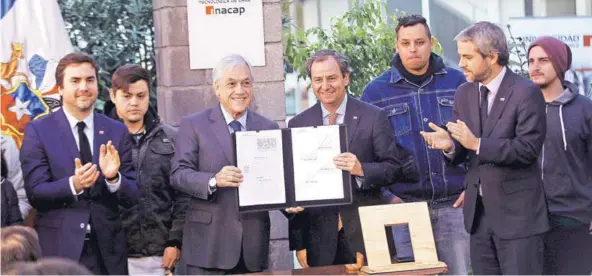  ??  ?? ► Ministros de Educación, Gerardo Varela y Segpres, Gonzalo Blumel, junto al Presidente, Sebastián Piñera.