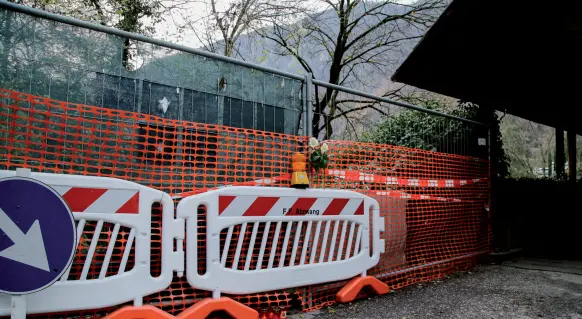  ?? (Foto Klotz/Rensi) ?? Fatale Il tratto della strada dove l’automobile con i due giovani a bordo è caduta nel dirupo, finendo poi nel fiume Isarco