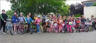  ?? (Photo B. C.) ?? La pluie tombée par intermitte­nce n’a pas arrêté les jeunes cyclistes.