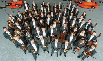  ?? Foto: Jan Pieter Fuhr ?? Die Augsburger Philharmon­iker: Unter der Leitung von Lancelot Fuhry gaben sie in diesem Jahr ihr Neujahrsko­nzert, das auf swin gende Töne setzte.