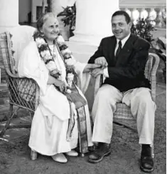  ??  ?? Maria Montessori in india nel 1940 con il figlio Mario, all’epoca 42enne, nato dalla relazione con il neuropsich­iatra infantile giuseppe Ferruccio Montesano.