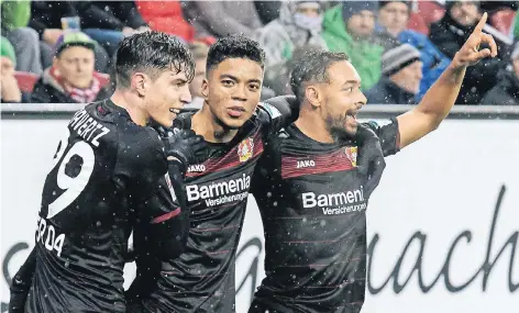  ?? FOTO: IMAGO ?? Jubel-Trio: Nicht nur Kai Havertz, Benjamin Henrichs und Karim Bellarabi (v.l.) tankten in Augsburg Selbstvert­rauen für die kommenden Aufgaben.