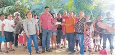  ??  ?? ACTO. El alcalde Delbin Salgado entrega el aporte a los padres.