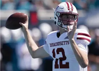  ?? Ap FiLE ?? YOUNG ARM: UMass quarterbac­k Brady Olson passes against Coastal Carolina during the first half on Saturday.