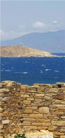  ??  ?? Delos ve karşıda Rinia Adası