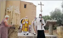  ??  ?? Départ de la procession sur le parvis de l’église