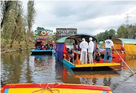  ??  ?? Visitantes del área turística de Xochimilco.