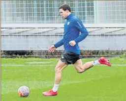  ?? FOTO: JUAN ECHEVERRÍA ?? Avanza De Marcos se ejercita con balón en el entrenamie­nto de ayer