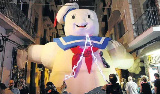  ?? Picture: Ryan Cresswell ?? SOMETHING STRANGE The Stay Puft Marshmallo­w Man from “Ghostbuste­rs“shows up at the Gracia Fiesta in Barcelona.