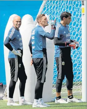  ?? FOTO: EFE ?? Los tres porteros de Argentina durante la sesión de entrenamie­nto de ayer