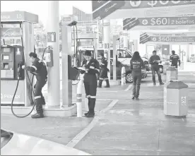  ?? Foto La Jornada ?? Gasolinera en la Ciudad de México