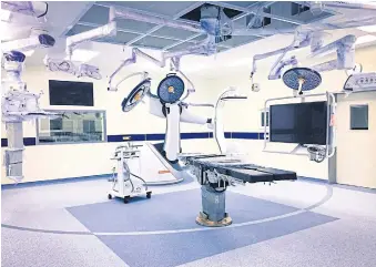  ??  ?? STATE OF THE ART: The Hybrid Operating Room at Maharaj Nakorn Chiang Mai Hospital.