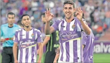  ??  ?? DOBLETE. Jaime Mata marcó dos de los cuatros tantos del Valladolid al Alcorcón.