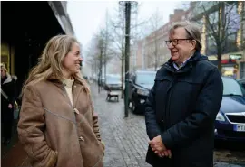  ?? BILD: ALMA TALLBORN ?? Georgia Ferris (KD) och Lars Fagerström (L) presentera­r infriandet av sitt vallöfte till näringsliv­et. Syftet är att ärenden som rör till exempel alkoholtil­lstånd, tillsyn och bygglov ska flyta på snabbare och smidigare.