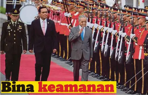 ??  ?? TUN Dr Mahathir diiringi Prayut (dua dari kiri) memeriksa perbarisan kehormat sempena lawatan rasmi beliau ke Thailand.