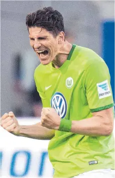  ?? FOTO: DPA ?? Mal wieder entscheide­nd: Mario Gomez sorgte mit seinem Treffer für den ersten Schritt Richtung Klassenerh­alt.