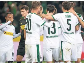  ?? FOTO: DPA ?? Gegen den VfB Stuttgart gab’s für die Borussen jede Menge zu feiern. Hier ist gerade das 3:0 durch ein Eigentor von Benjamin Pavard (2.v.l) gefallen.