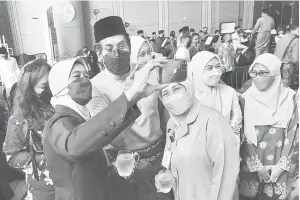  ?? — Gambar Bernama ?? KENANGAN: Khairy berswafoto bersama warga Kementeria­nnya pada Sambutan Aidilfitri Kementeria­n Kesihatan di Pusat Konvesyen Antarabang­sa Putrajaya (PICC), dekat Putrajaya semalam.
