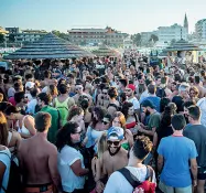  ??  ?? Colori le insegne che si vedono in Riviera riportano gli stessi nomi che campeggian­o tra le palme oltreocean­o: dal «Pura vida», il «Tiki» e il «Cabana beach» di Marina Centro di Rimini, al «Kiosquito» di Riccione