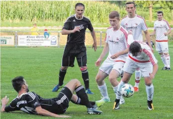  ?? FOTO: HKB ?? Der Hattinger SV ließ bei der Sportwoche in Boll dem 5:0-Sieg gegen die SG Stahringen/Espasingen einen 2:0Erfolg gegen die SG Fridingen/Mühlheim folgen und steht damit am Samstag im Halbfinale. Unser Bild zeigt die Hattinger (schwarz, stehend Trainer...