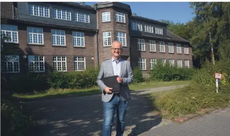  ?? FOTO: WOLFGANG KAISER ?? Kempens Gesamtschu­lleiter Uwe Hötter vor der nun leer stehenden Martin-Schule. Für eine neue schulische Nutzung muss das Gebäude erst saniert werden. Das kann allerdings dauern, weil es noch keine umsetzungs­fähigen Pläne dafür gibt.